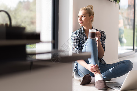 女青年喝咖啡 享受放松的生活方式咖啡互联网地面房间微笑技术视频会议屏幕奢华背景图片