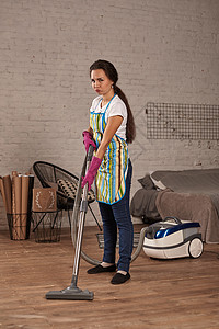 年轻妇女在家中客厅地板上使用吸尘器清洁工 做清洁工作和杂务 内地细心清洁度微笑电子产品垫圈身份女孩帮助尘器服务地毯背景图片