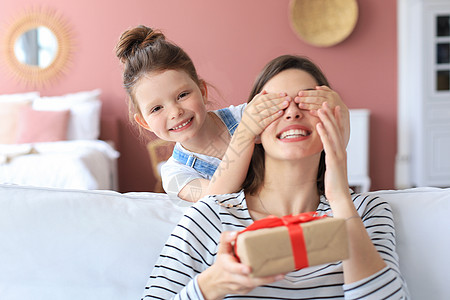 向快乐的母亲赠送礼物盒 并闭上母亲的双眼 校对  un纽带享受恋爱庆典女儿妹妹空间周年情感生日图片