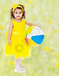 女孩玩球的小女孩幼儿园地面孩子们童年房间教育儿童婴儿托儿所白色图片