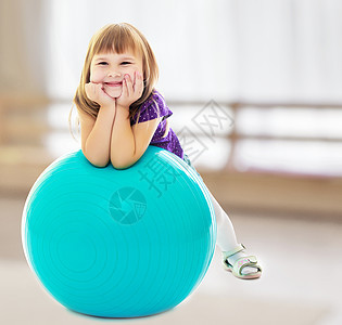 带球去健身的女生女孩微笑婴儿童年游戏房间教育幼儿园海滩乐趣图片