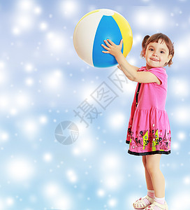 带着球的女孩转过身去托儿所地面喜悦幼儿园乐趣教育玩具微笑儿童头发图片