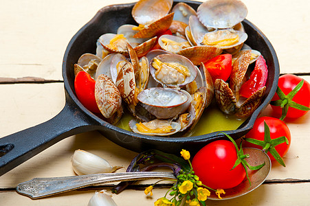 铁棍上的鲜蛤盘子蛤蜊动物食物贝壳平底锅乡村贝类铁锅营养图片