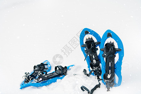 新秀中的蓝雪鞋锻炼危险蓝色顶峰冒险运动鞋类雪花远足雪鞋图片