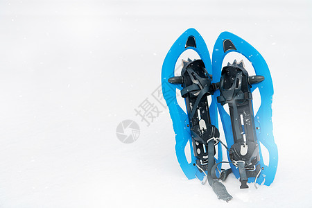 新秀中的蓝雪鞋蓝色鞋类雪鞋运动锻炼风险雪花危险森林季节图片