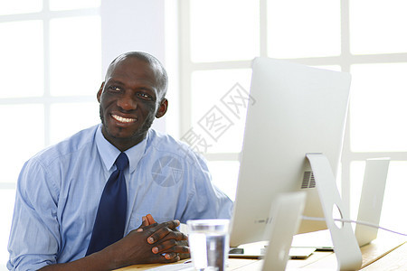 在笔记本电脑上工作的戴耳机的非裔美国商务人士审查男性铅笔人士互联网沉思男人文档文书技术图片