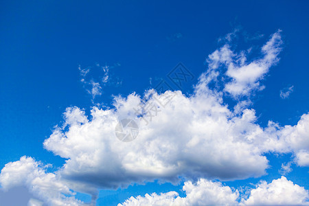 厚厚的积聚云层和明亮的蓝色天空图片