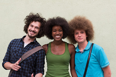 三个幸福朋友的多种族 多民族群体男人享受眼镜青年拥抱胡子乐趣女士学生胡须图片