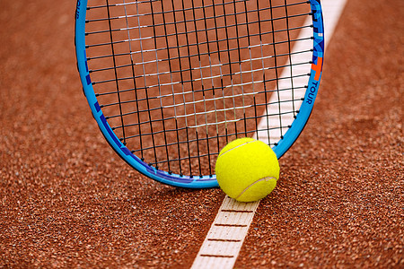 网球和电击黄色法庭球拍闲暇运动黏土竞争竞赛红色活动图片