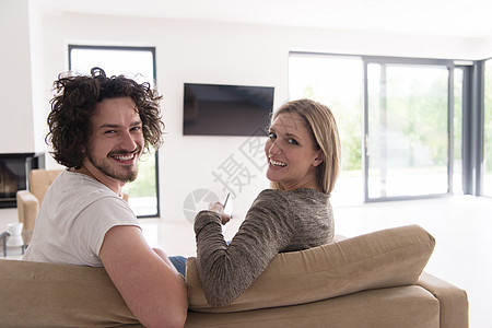 看着一对夫妇看电视的近视娱乐屏幕闲暇婴儿客厅夫妻遥控技术成人女性图片