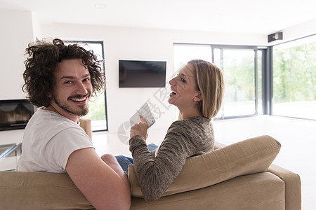 看着一对夫妇看电视的近视夫妻成人婴儿水平中年男人遥控男性房子技术图片