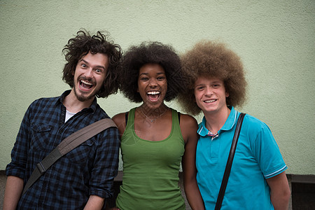 三个幸福朋友的多种族 多民族群体胡子女士眼镜友谊青年男性拥抱工作室团体乐趣图片