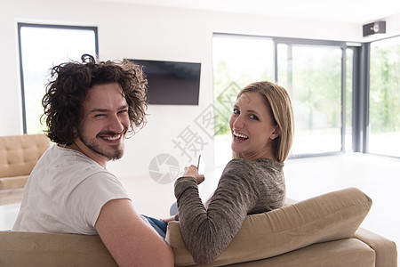 看着一对夫妇看电视的近视女性中年屏幕闲暇婴儿男性客厅水平男人娱乐图片