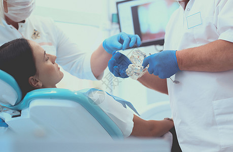 牙医和他的助手进行彻底检查病人夫妻访问医院团队微笑矫正牙齿美白护士图片