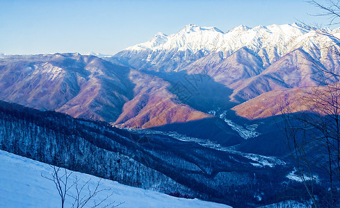 阳光明媚的一天 山峰景色很美天空爬坡环境顶峰季节森林晴天全景山脉假期图片