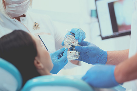 牙科办公室高级男牙医 与女病人交谈和准备治疗为治疗做准备快乐头发卫生考试药品手势牙齿口腔科医生女性图片