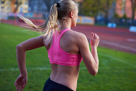 女运动员在田径赛道上奔跑团体运动竞赛力量行动闲暇活力训练女孩们团队图片