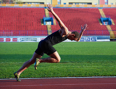 运动人开始步伐短跑鞋起跑线行动运动员尖刺肌肉男性运动训练图片