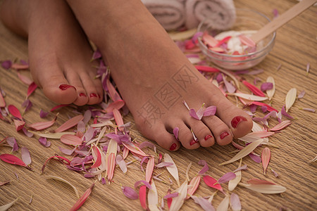 在温泉疗养院的女子脚美甲卫生按摩师女性美容身体抛光修脚程序治疗图片
