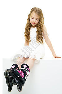 穿溜冰鞋的小女孩头盔闲暇活动轮滑娱乐运动青年女性安全溜冰者图片