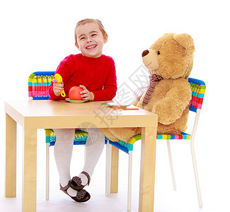 小女孩和泰迪熊玩勺子白色儿童婴儿女性孩子微笑玩具乐趣派对图片