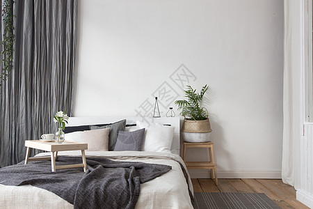 白色和灰色舒适卧室内部居民床罩风格公寓家具房间房子酒店床单墙纸图片