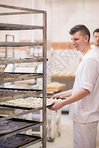 面包师准备面粉烘烤工厂工匠食物包子面包手工成人商业工人图片