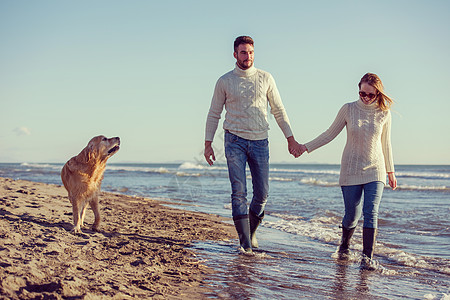 在自闭症日海滩上玩得开心的狗情侣男性男朋友享受丈夫夫妻海岸女士海洋男人妻子图片