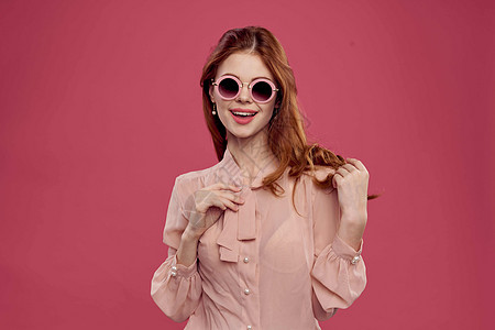 粉红背景的时尚饰品 粉红色背景青年黄色工作室女孩粉色眼镜秘密蓝色头发药片图片