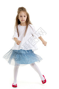 一个快乐的小女孩在跳舞童年冒充芭蕾舞孩子短裙舞蹈姿势裙子婴儿艺术图片