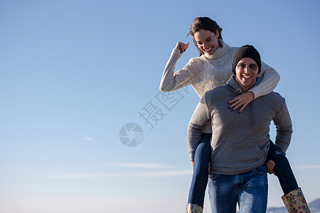 秋天在海滩玩情的情侣潮人幸福夫妻日落女性阳光乐趣异性骑术微笑图片