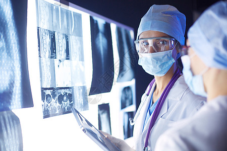 脑CT片两名女医生在一家医院看X光片 有两名女医生临床放射科医师诊断射线专家外科实验室肺炎女性背景