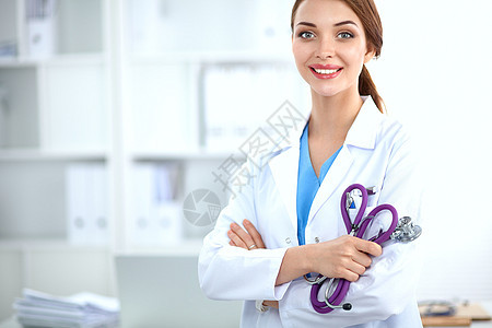 身着白外套的年轻女医生站在医院的肖像从业者黑发护士诊所微笑卫生职业药品临床服务图片