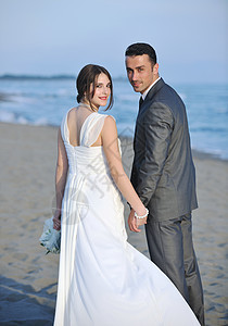 日落时的浪漫海滩婚礼女士跑步热带庆典男性场景花朵夫妻男人婚姻图片