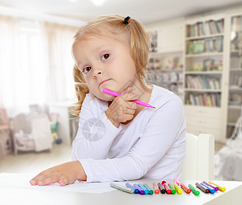 女孩用标记画画白色幼儿园乐趣绘画儿童地面玩具教育房间孩子们图片