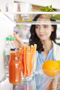 带新鲜水果和蔬菜的露天冰箱 开放式冰箱架子塑料茶点果汁胡椒营养器具厨房产品冷却器图片