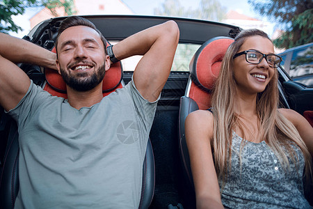 年轻夫妇在汽车中享受旅行的快乐图片