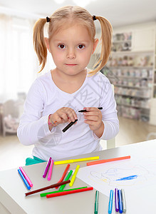 女孩用标记画画托儿所房间婴儿微笑孩子们童年白色乐趣玩具儿童图片