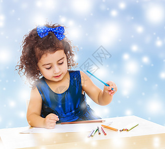 小女孩用铅笔在桌子上画画玩具乐趣地面孩子们绘画托儿所婴儿白色儿童幼儿园图片