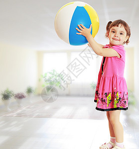 带着球的女孩转过身去微笑创造力地面童年喜悦婴儿托儿所生活教育儿童图片