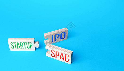 两个拼图连接之间的选择 使用 SPAC 特殊目的收购公司 或 IPO 简化创业公司在证券交易所的上市条目 简化公司上市图片