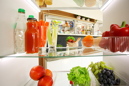 带新鲜水果和蔬菜的露天冰箱 开放式冰箱技术果汁瓶子产品厨房器具清凉胡椒冷却器塑料图片