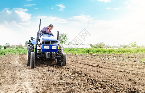 农民正在拖拉机上处理土壤 土壤碾磨 摇摇欲坠的混合 疏松地表 开垦土地以进一步种植 农产工业 农业 农业 种植有机食品蔬菜图片