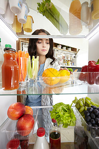 带新鲜水果和蔬菜的露天冰箱 开放式冰箱香蕉器具奶制品架子产品清凉冷却器技术厨房杂货图片