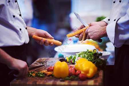 厨师的手切胡萝卜厨房饮食美食餐厅橙子男人工作烹饪蔬菜食物图片