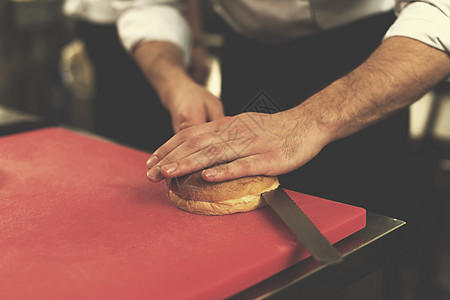 厨师手切汉堡卷炙烤牛肉饰物酒店厨房美味蔬菜午餐餐饮小吃图片