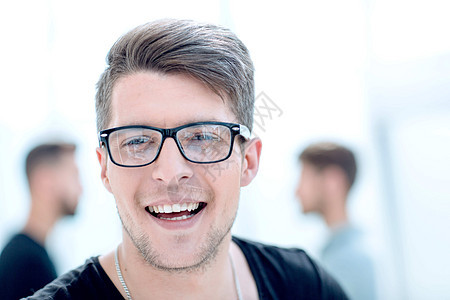 贴近一个英俊帅哥的肖像 脸上笑着笑容男性眼睛眼镜成功男人工作室头发情绪化白色微笑图片