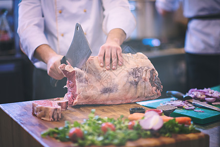 厨师切大牛肉牛肉木板男人美食食物斧头男性屠宰场食谱餐厅图片