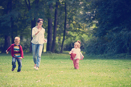 快乐家庭一起在公园户外露天玩乐趣草地孩子阳光成人喜悦花园婴儿活动母亲图片
