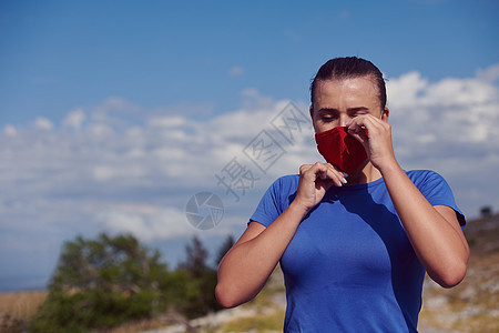 跑完后 戴有保护面罩的妇女可以放松锻炼口罩运动员封锁赛跑者跑步女士有氧运动农村踪迹图片